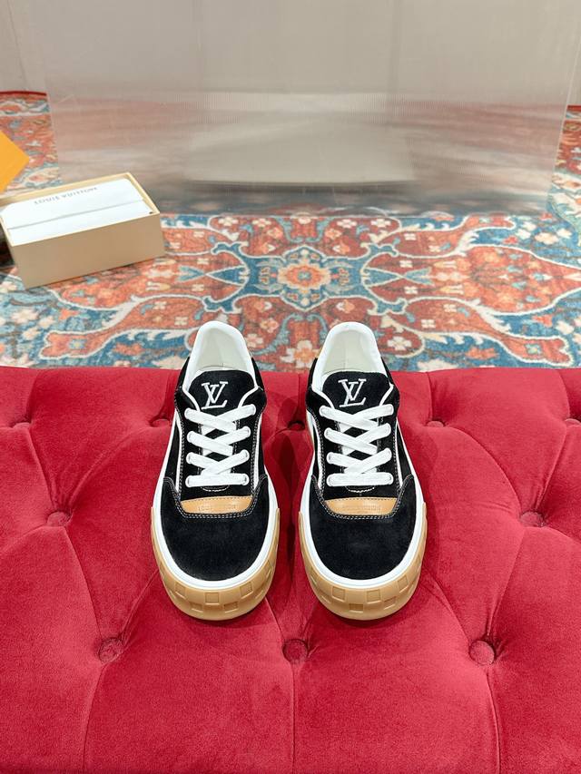 Lv Men's new tilt sneakers, a classic runway style, feature hollow rubber constr