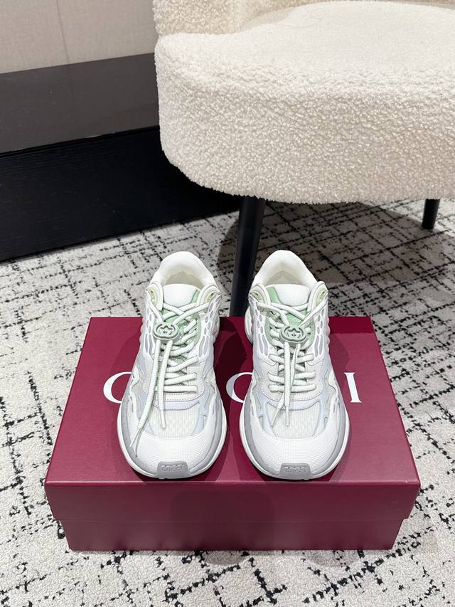 A shopping-grade couple's pair. Gucci 25Ss, a hit new retro sneaker for dads, fe