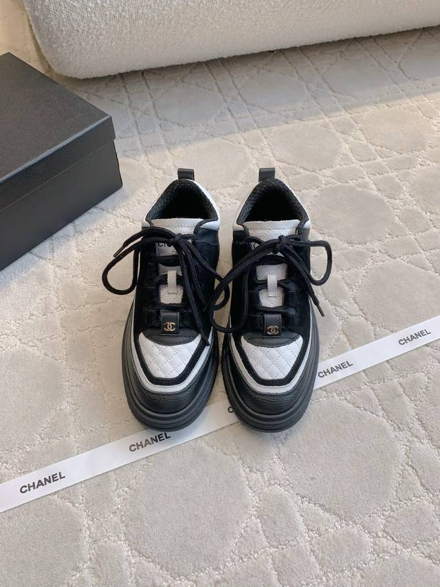 Chane*'s new diamond-patterned lace-up platform casual shoes. The diamond patter