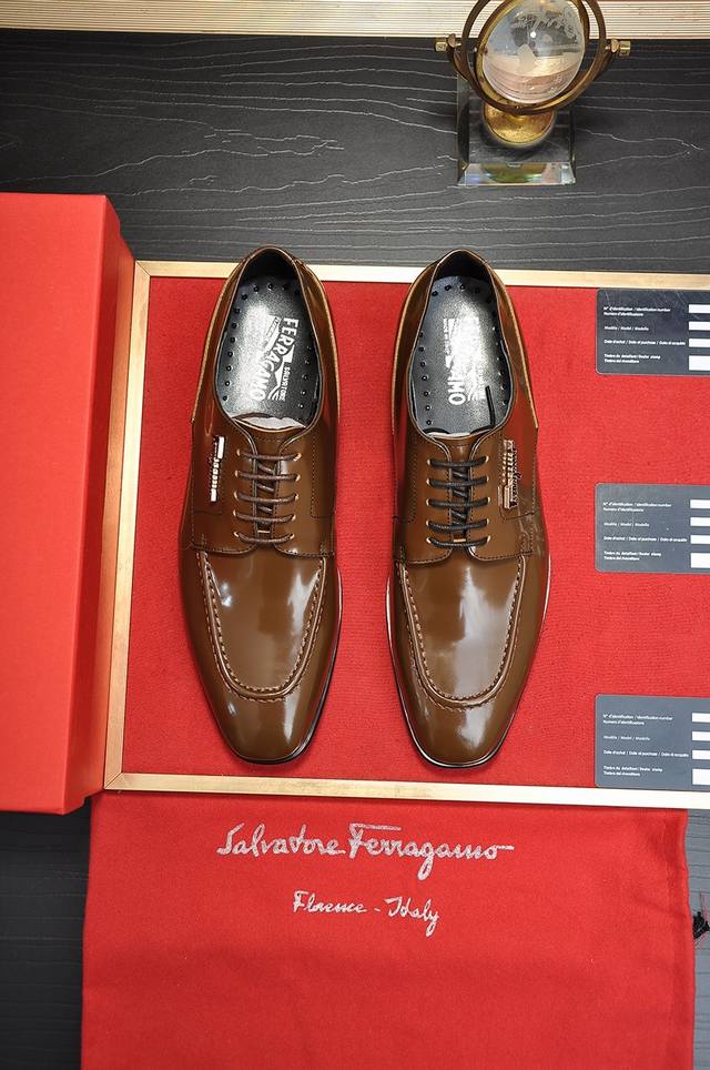 Ferragamo's new high-end formal leather shoes are luxurious and elegant, emphas