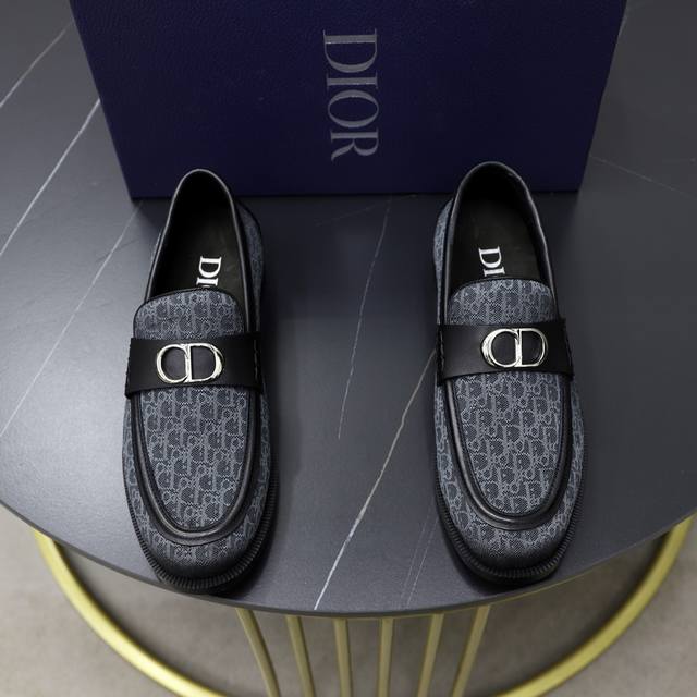 Cd's new Dior Dio* Granville loafer, officially priced at RMB 400, is crafted fr