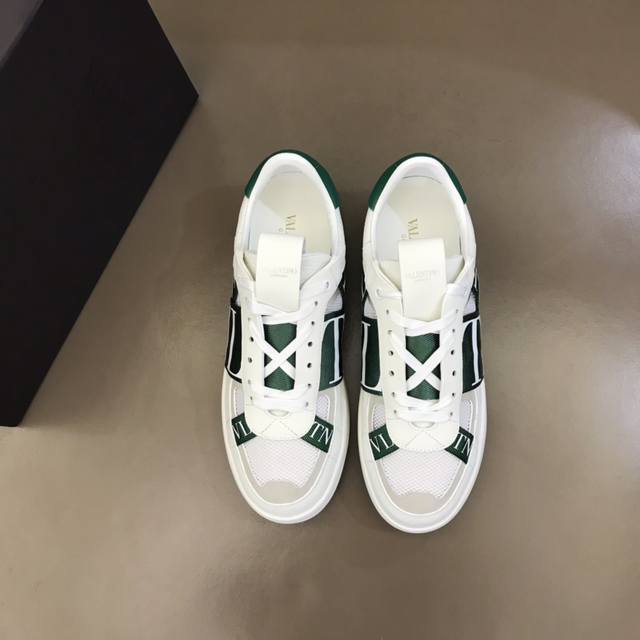 Vltn Valentino Vl7N low-top calfskin sneakers Made of calfskin and mesh fabric,