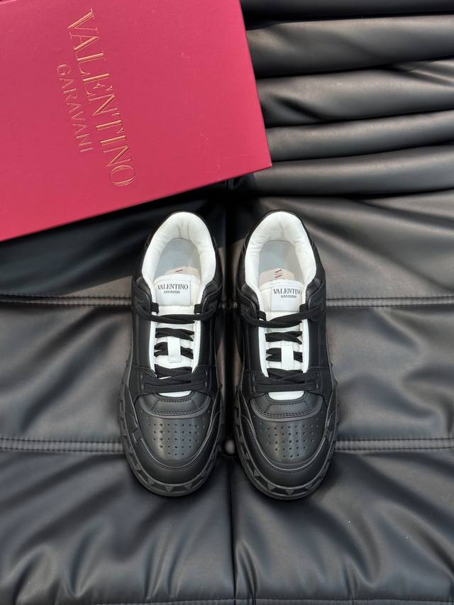 Valentin* Valentin low-top calfskin sneakers - Made of calfskin - Classic rivet-