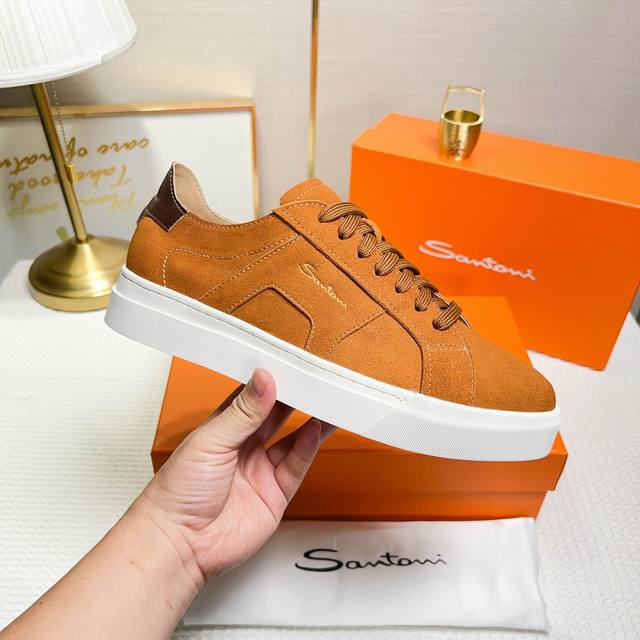 Santoni This is a men's low-top sneaker made in Italy. Material and construction