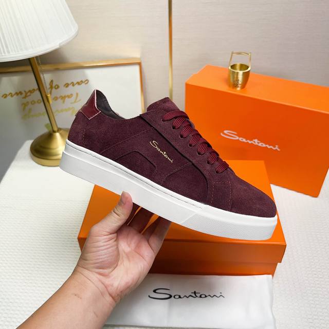 Santoni This is a men's low-top sneaker made in Italy. Material and construction