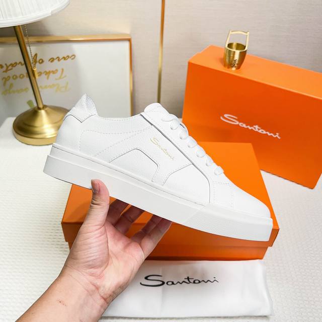 Santoni This is a men's low-top sneaker made in Italy. Material and construction