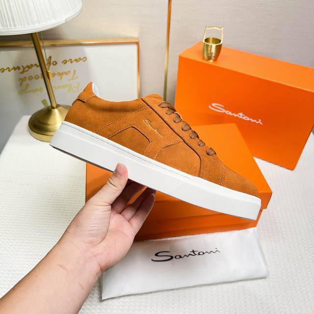Santoni This is a men's low-top sneaker made in Italy. Material and constructio