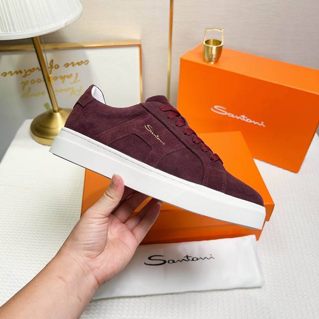 Santoni This is a men's low-top sneaker made in Italy. Material and construction