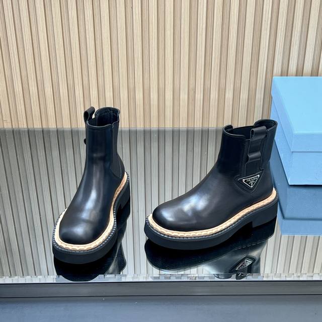 High-end 25Ss new Prada triangle logo lace-up boots. DDD. This leather lace-up