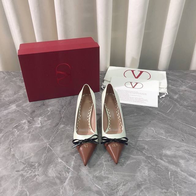 Factory price, top-tier, high-end, original Valentino 2025Ss new hit leather buc