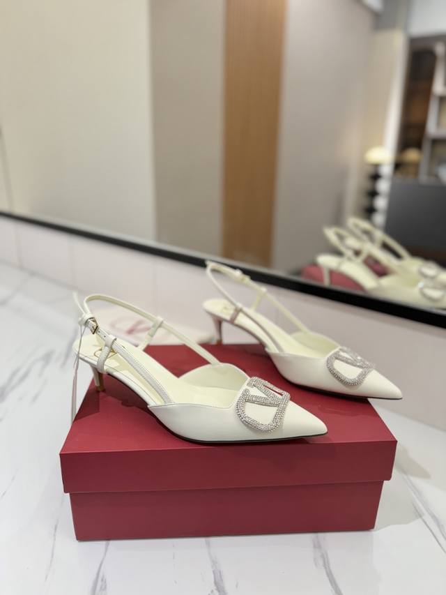 Factory Price Pp: Valentino launches a new series of sandals, sandals with poin