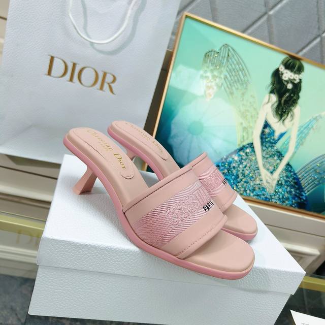 Dior's summer hit is here! These adjustable flat-soled high-heeled slippers are