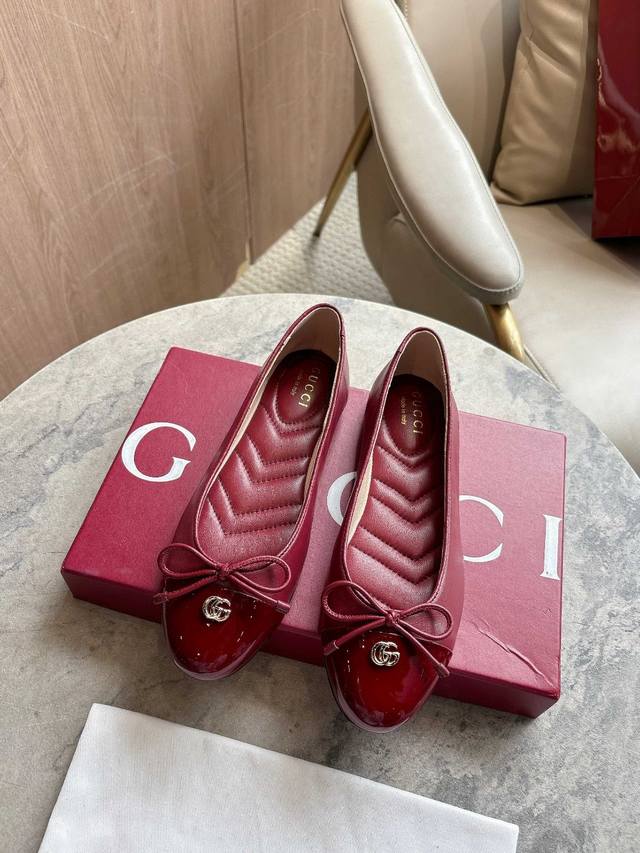 These ballet flats are crafted from smooth leather with patent leather toes, em