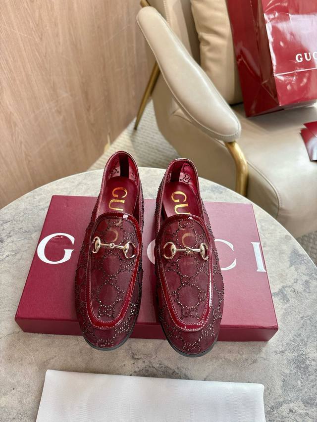 A distinguished representative of Gucci's design heritage, the Horsebit loafer e