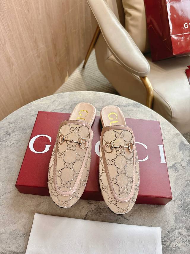 Since its inception, the slipper has been a Gucci signature. This women's loafe