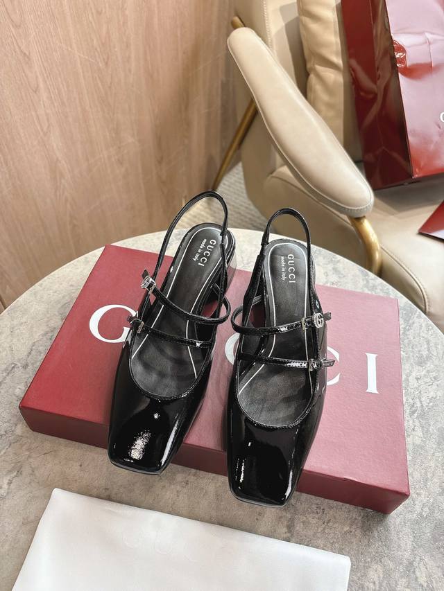 These women's pumps are expertly crafted from soft, lustrous patent leather. Th
