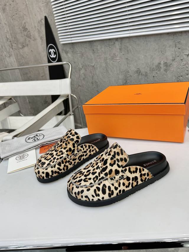 2025H 's cute half-slip Birkenstocks. Summer really needs versatile Herm