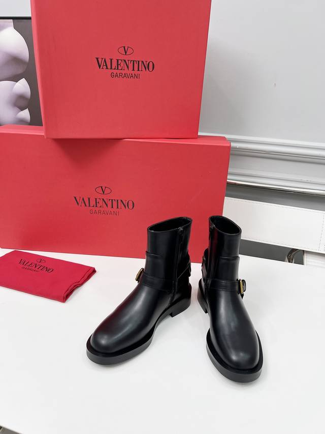 2025Valentino. Valentino's latest collection of V-neck short boots with fire-riv