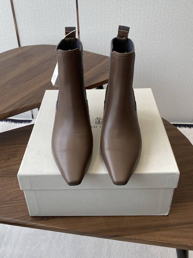 Brunello Cucineli Ss25 New Arrival~ New fall/winter pointed-toe ankle boots are