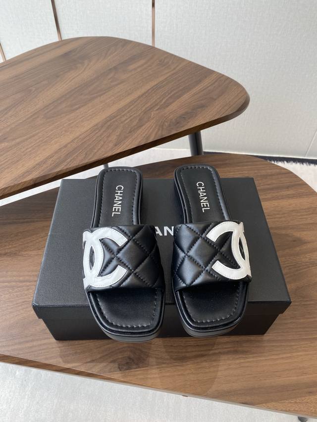 Chanel 25Ss new summer Kangpeng Panda color slippers DDD. A must-have classic e