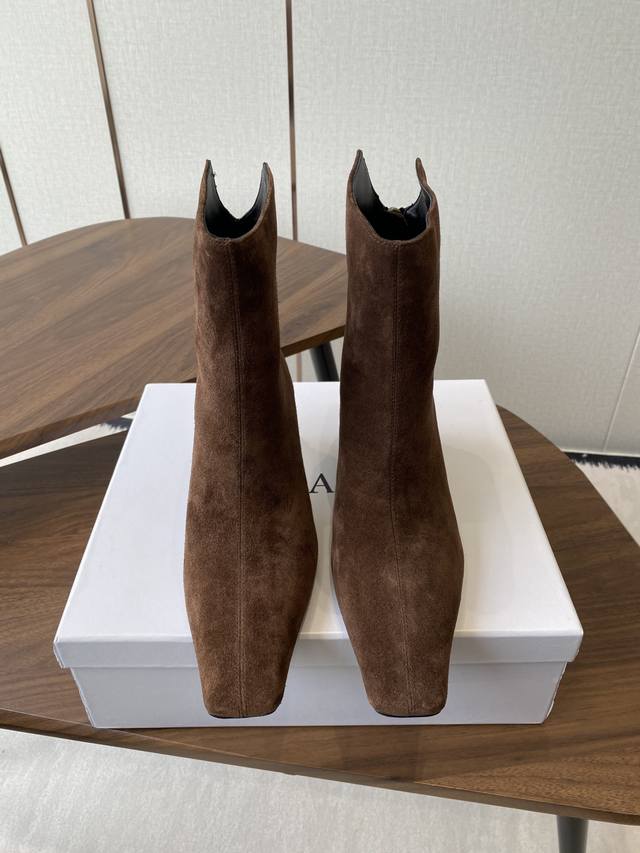 Khaite 25Ss new autumn and winter stunning boots are cool and stylish. They may
