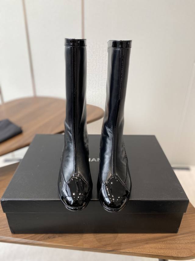Chanel Xiaoxiang 25Ss new autumn and winter round-toed zippered short boots This