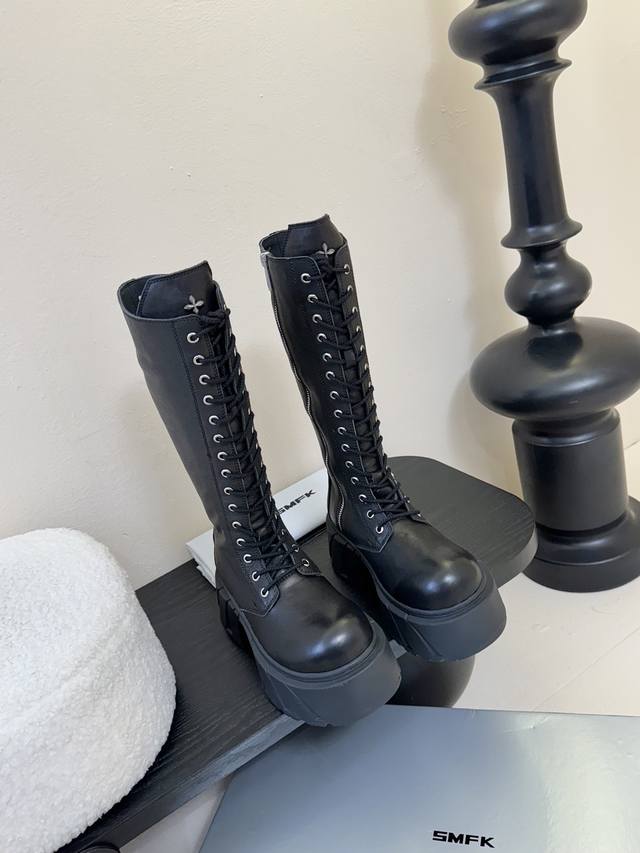 Smf* 25Ss, a niche fashion brand, is launching these new, popular thick-soled ca