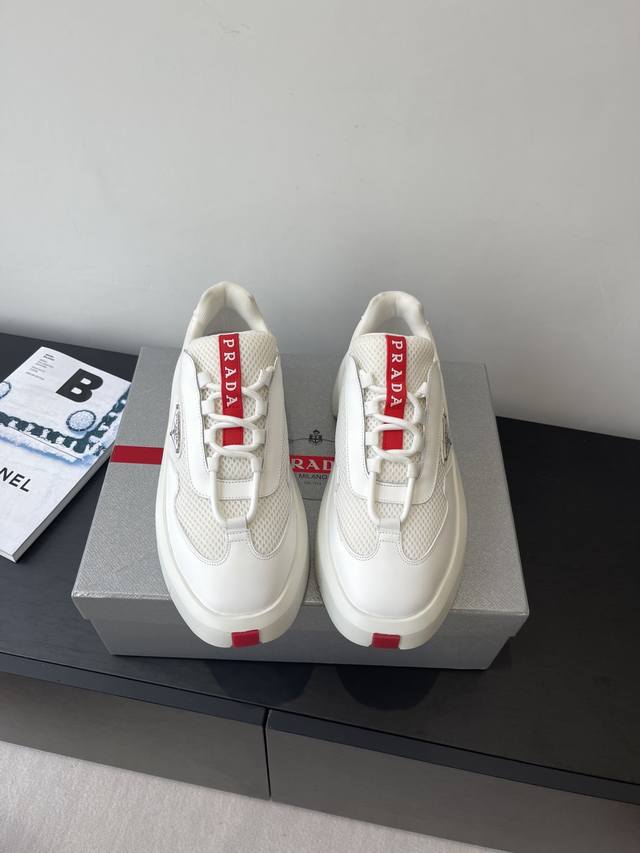 Prada 25Ss new white sneakers, a couple's classic upgrade. These sneakers mainta