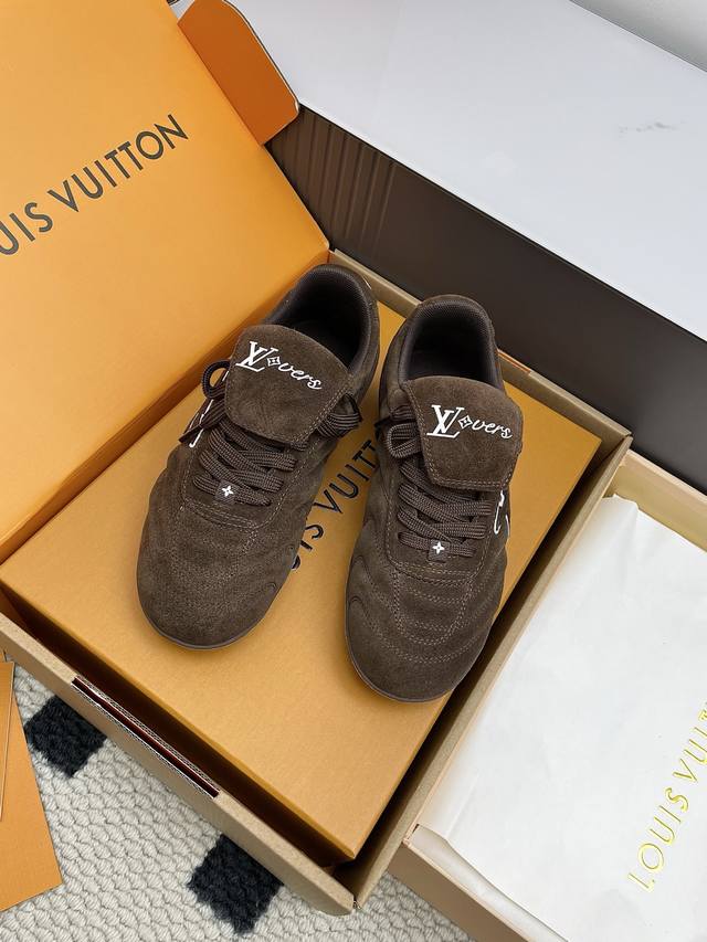 Men's 10, fully packaged with airplane box, LV Louis Vuitton L's latest Footprin