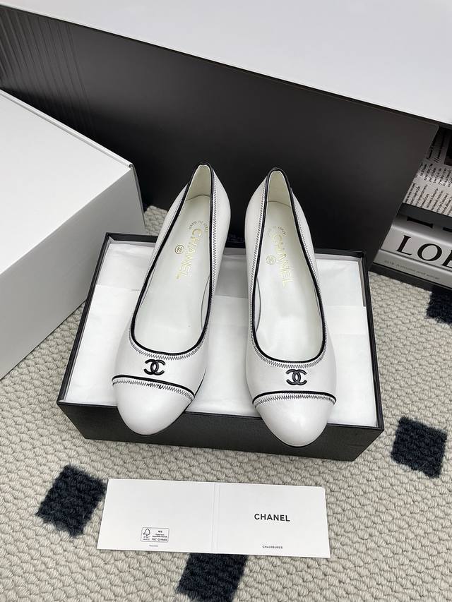Chanel 2025 Summer New Double C Vintage High-Heeled Sandals DDD. A simple, sophi