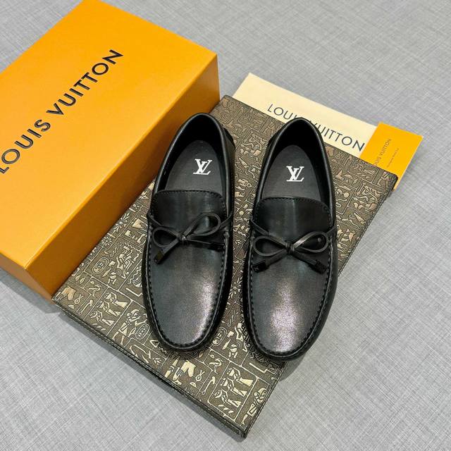 L Men's Gommino shoes, top-tier leather and black lining, original packaging. Bl
