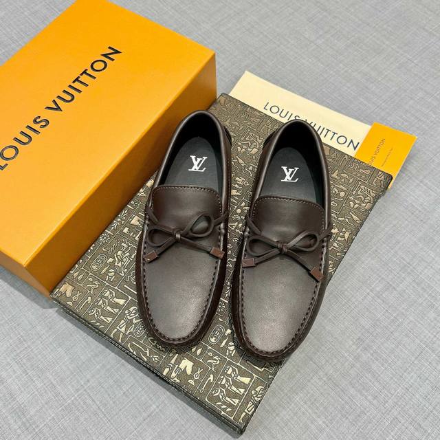 L Men's Gommino shoes, top-tier leather and black lining, original packaging. Br