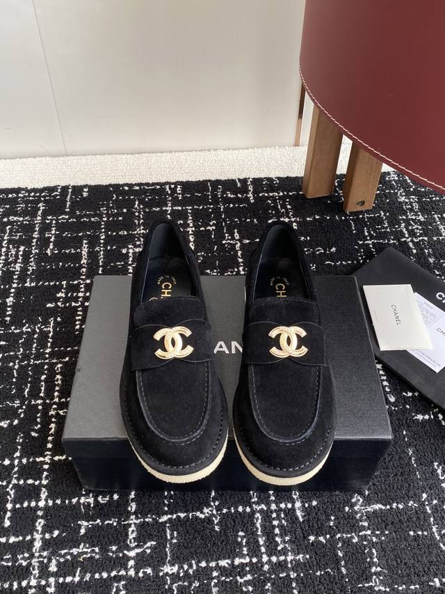 Chanel 25Ss, Chanel's new Double C loafer, a must-have for spring and summer. Th