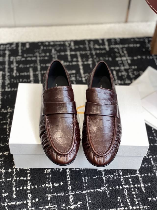Dongguan-based shopping-level The Row pleated loafers and slip-on loafers. is a