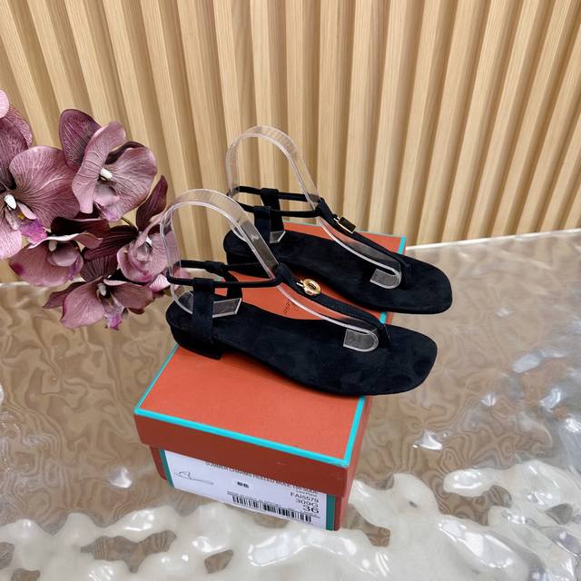 Loro Piana L classic and stunning flip-flops, flats, and single shoes. Minimalis