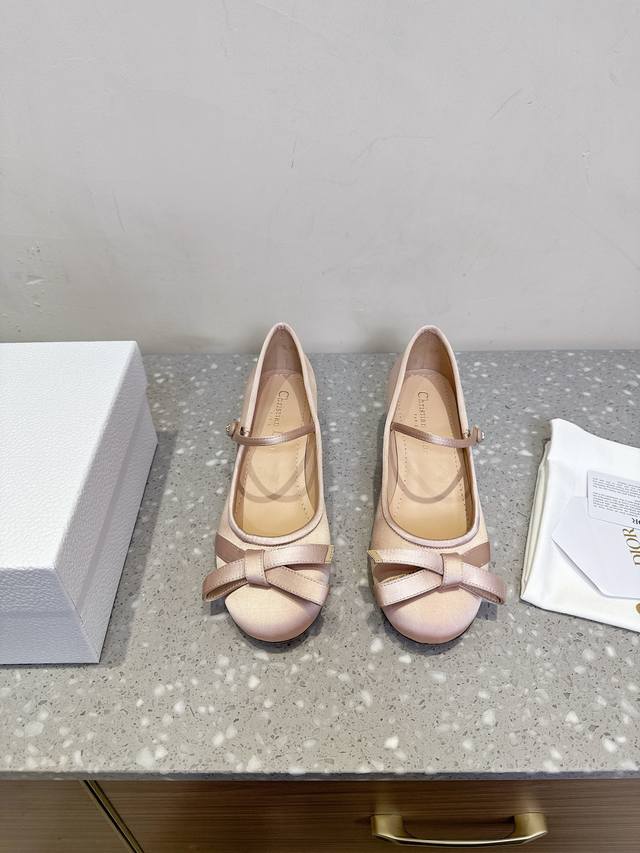 Dior 25Ss new autumn and winter bow-knot block-heeled ballet flats DDD. These si