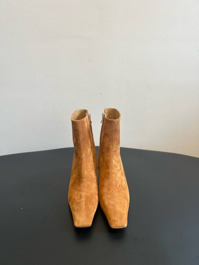 Stella Mccartne*'s new 25Ss minimalist leather ankle boots (DDD). These minimali