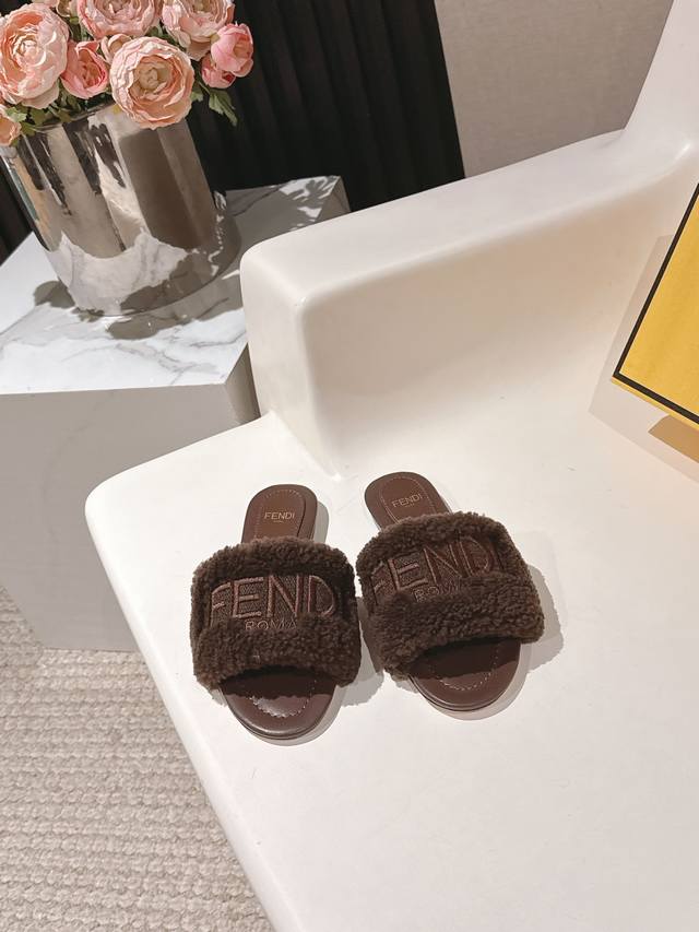 Fendi Fendi autumn and winter new logo embroidered wool slippers DDD. Super cute