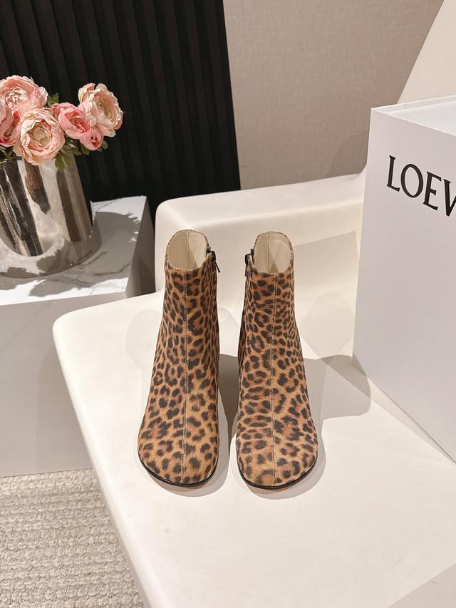Loew 2025 autumn and winter new high-heeled ankle boots from Loewe. Retro feel a