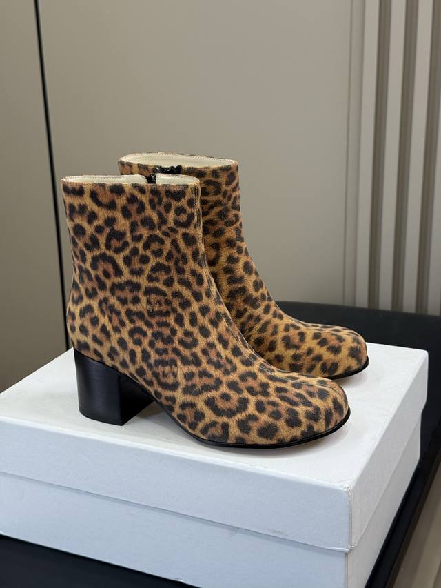 Top quality Loewe Fw25 New Arrival~ Loewe Fw25 round-toe ankle boots! The chunky