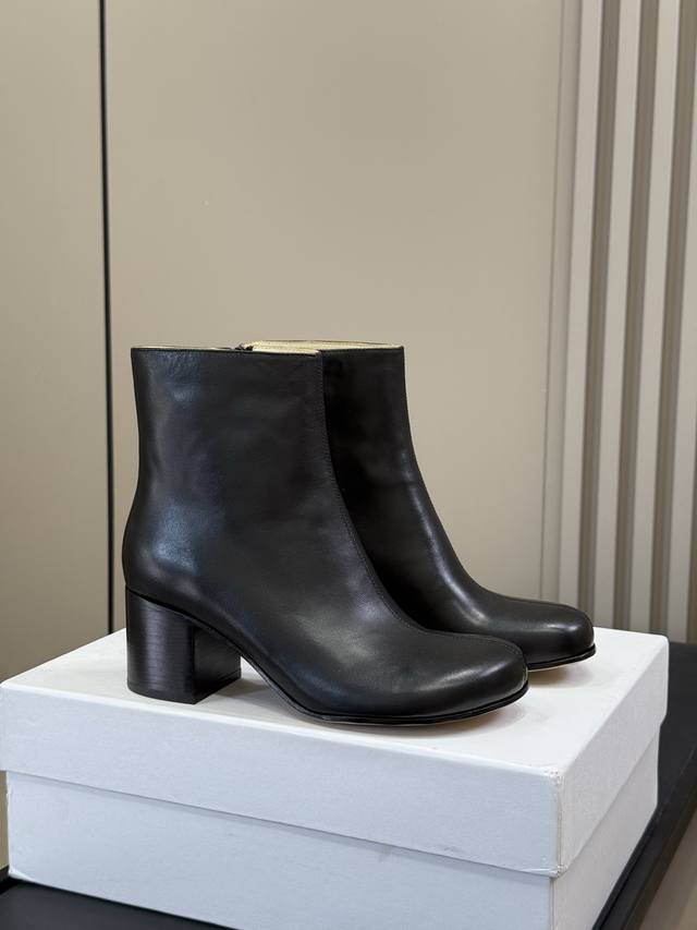 Top quality Loewe Fw25 New Arrival~ Loewe Fw25 round-toe ankle boots! The chunky