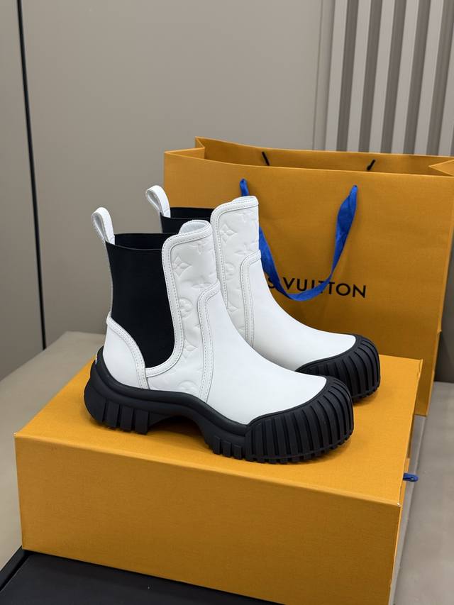 Top quality Lv classic shell toe ankle boots in 25 new colors DDD. The shoe shap
