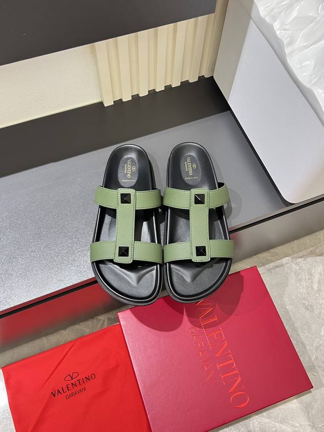 Valentino men's new spring/summer metal logo flat slippers. Elegant sandals. Mad
