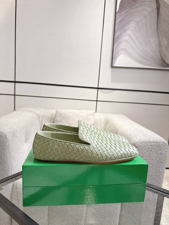 Bv Premium Couple's Style Sizes: 35-44 (Women: 40, 41, Men: 38, 45, 46, 47). Mad