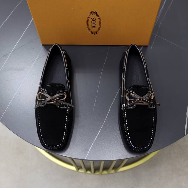 Tds Tod's High-end men's driving and slip-on shoes. Available in sizes 38-44 and
