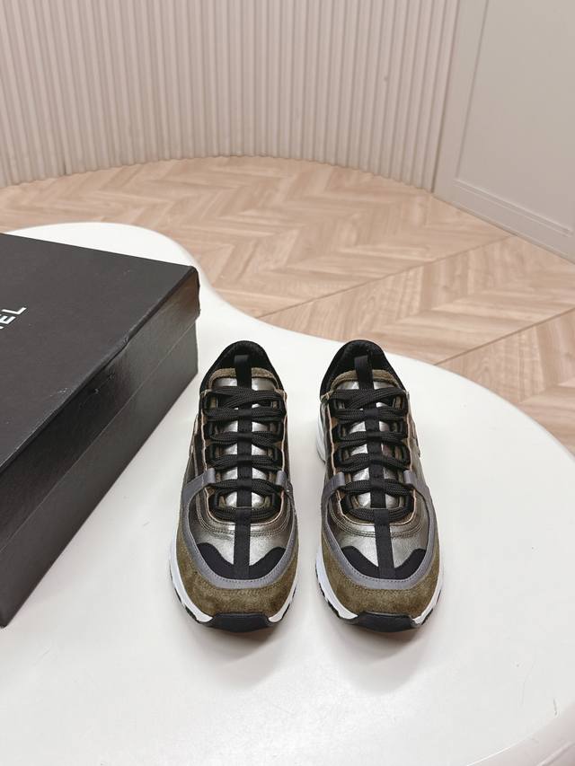 The latest Chanel 25A thick-soled casual sneakers are now available at the coun