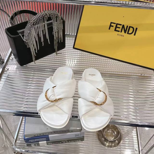 yuan! Fendi 25Ss flat slippers from the Fendi series DDD. A must-have every yea