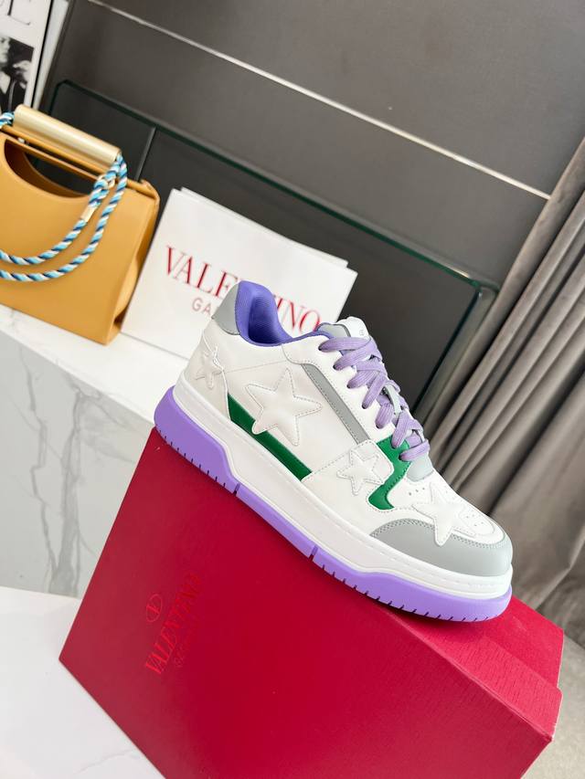 Valentino's new early fall star shoes are now available! Stars like Wang Hedi an