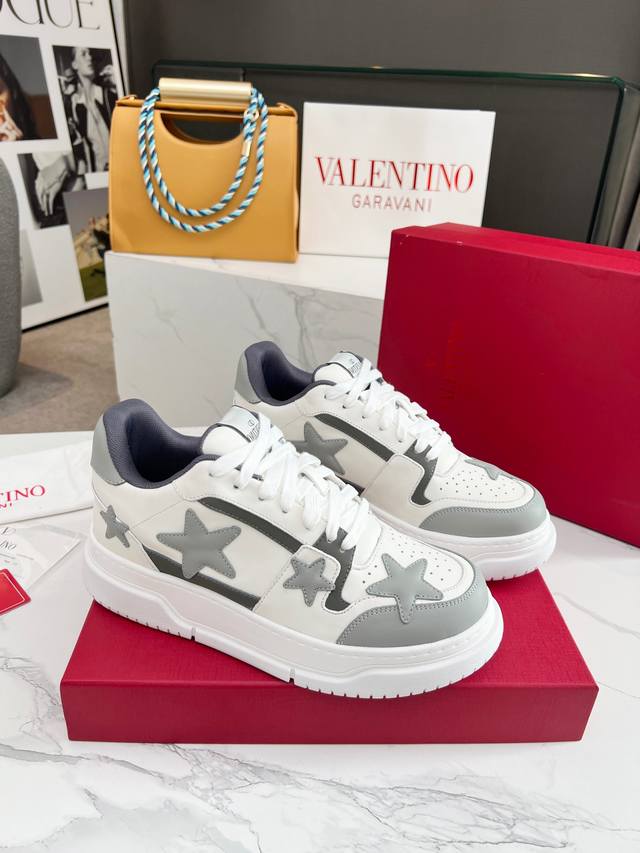 Valentino's new early fall star shoes are now available! Stars like Wang Hedi a