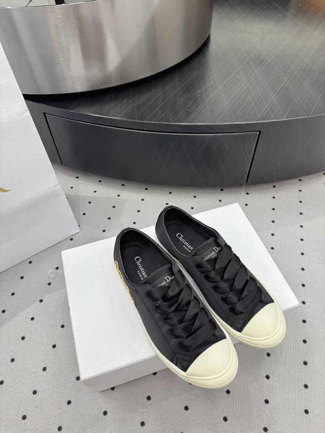 New arrival! Fabric: Silk Lining: Sheepskin Sole: Rubber Elegant style creates